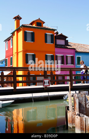 Case colorate lungo il canale/canali di Burano Venezia, Italia 14 Agosto 2008 Foto Stock