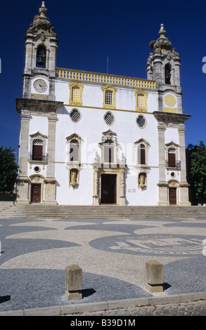 La facciata della campana di twin turrito Igreja de Nossa Senhora do Carmo completata nel 1719 a Faro, Portogallo Foto Stock