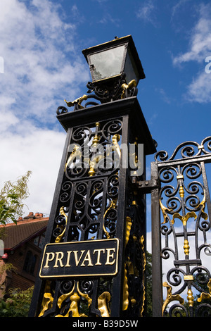 Regno Unito Cheshire Aldford segno privato sul gate di Eaton Hall Estate Foto Stock