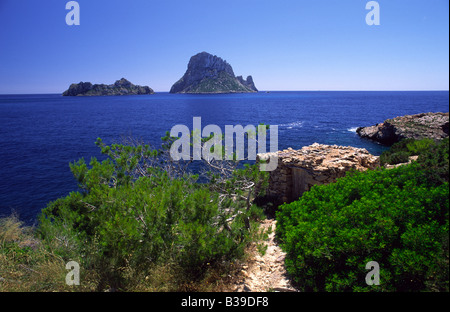 Isola rocciosa di Es Vedra al largo della costa di Ibiza spagna Foto Stock