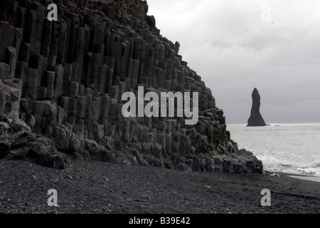 Reynisdrangar, basalto nero colonne scolpite dal mare nei pressi di Vik, Islanda. Foto Stock