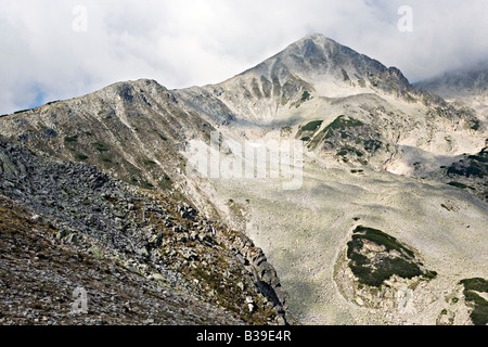 Maestoso picco Polejan circondato da nubi nel sito del Patrimonio Mondiale il Parco Nazionale di Pirin Bulgaria Foto Stock