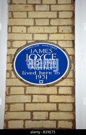 English Heritage targa blu segna il 1931 home di scrittore irlandese James Joyce, in campden grove, Kensington, Londra , Inghilterra Foto Stock