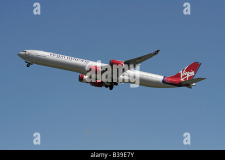 Virgin Atlantic Airways Airbus A340-600 long haul aereo passeggeri battenti in partenza contro un cielo blu. Vista laterale. Foto Stock