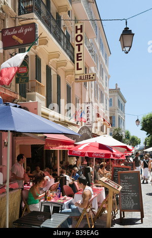 Cafe su Rue Emile Negrin appena fuori la Rue Meynadier in Les Allees, Cannes, Cote d'Azur, Provenza, Francia Foto Stock