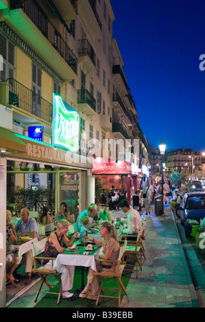 Ristorante sul Quai St Pierre dal Vieux Port nella città vecchia (Le Suquet) di notte, Cannes, Cote d'Azur, Provenza, Francia Foto Stock