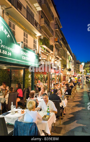 Ristorante sul Quai St Pierre dal Vieux Port nella città vecchia (Le Suquet) di notte, Cannes, Cote d'Azur, Provenza, Francia Foto Stock