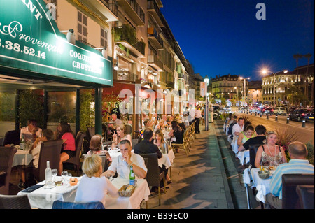 Ristorante sul Quai St Pierre dal Vieux Port nella città vecchia Le Suquet di notte Cannes Cote d Azur Provence Francia Foto Stock