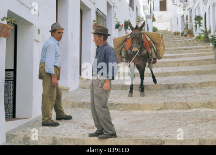 Uomini locale al passaggio nel villaggio moresco di Frigiliana in Sierra de Tejeda Andalusia Malaga Provincia Spagna Foto Stock