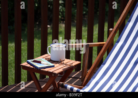 La scrittura di fermo mentre è seduto sul ponte in estate Foto Stock