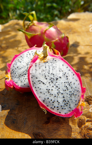 Chiudere del tutto fresco e tagliare pitaya, pitahaya o dragon frutto in una tabella all'aperto Foto Stock