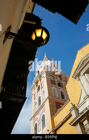 La torre della cattedrale di Cartagena visto dal livello della strada con balconi e una lampada accesa in vista Foto Stock