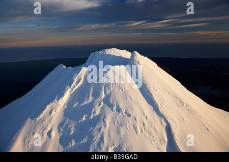 Prima luce sulla vetta del Monte taranaki Mt Egmont Taranaki Isola del nord della Nuova Zelanda antenna Foto Stock