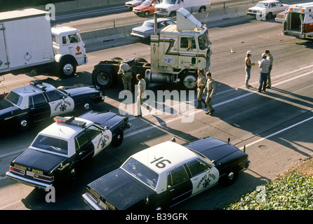 California Highway Patrol condotta degli ufficiali di esame alla superstrada incidente che coinvolge grandi carrello Foto Stock