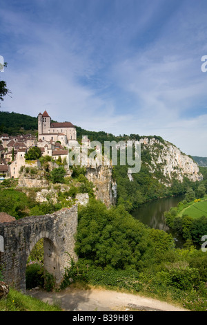 St Cirq Lapopie, lo storico villaggio di clifftop attrazione turistica della Valle del Lot, Lot, Francia Foto Stock