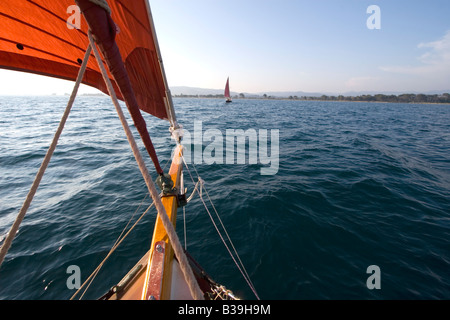 Arrivando sotto la vela a un ancoraggio nel sud della Francia in prima serata. Foto Stock