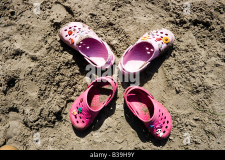 Quattro rosa sandali da spiaggia in una formazione a croce Foto Stock