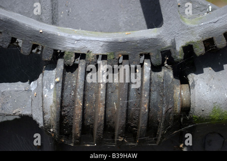 Ingranaggi di comando sulla porta a stramazzo mulino Rufford Rufford abbazia e Country Park Foto Stock