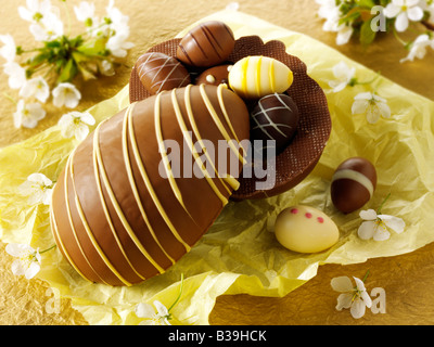 Tradizionale fatto a mano di cioccolato decorate uova di Pasqua Foto Stock