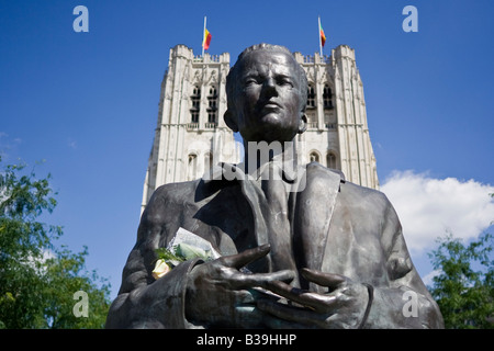 Statua di Baudouin I, il quinto re del Belgio, davanti alla Basilica di San Michele e Gudula cattedrale nel cuore di Bruxelles, Belgio. Foto Stock