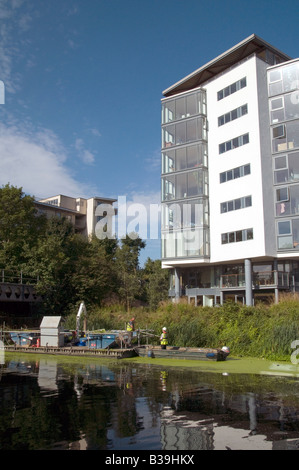 Regno Unito. Manutenzione del team di dragaggio da nuovi appartamenti di lusso sul Lea Canal vicino al Parco Olimpico, East London.Foto © Julio Etchart Foto Stock