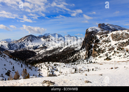 Vista sulle montagne coperte di neve Dolomiti italiane, Italia Foto Stock