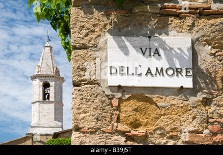 Cartello stradale "Via dell'amore" a Pienza, Toscana, Italia Foto Stock