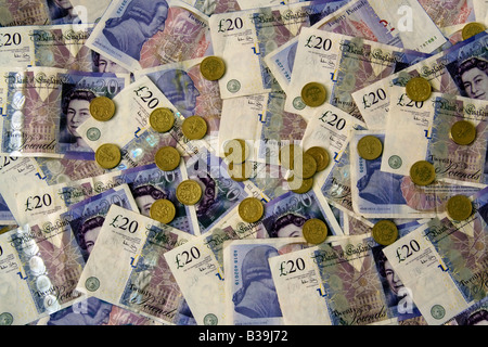 Venti Pound monete e banconote denaro Foto Stock