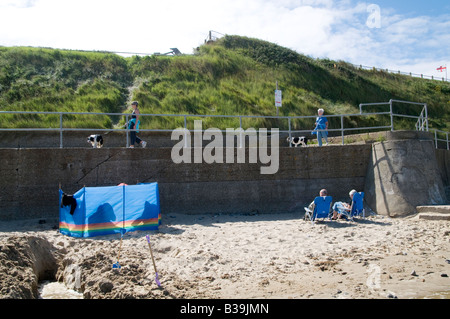 Regno Unito famiglia in vacanza in Mundesley beach,via mare groines.Norfolk, Inghilterra. Foto di Julio Etchart Foto Stock