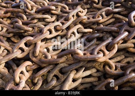 Un mucchio di catena nautico su scalo nel porto di Aberdeen, Aberdeenshire, Scozia Foto Stock