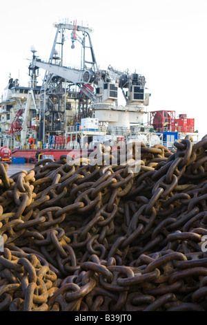 Un mucchio di catena nautico su scalo nel porto di Aberdeen, Aberdeenshire, Scozia Foto Stock