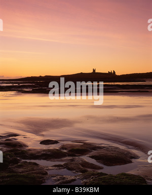Il castello di Dunstanburgh da Embleton Bay, Northumberland, Inghilterra, Regno Unito. Foto Stock