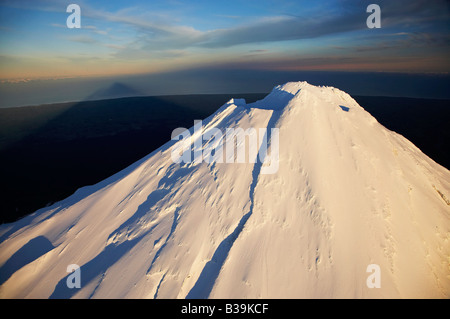 Prima luce sulla vetta del Monte taranaki Mt Egmont e Ombra Taranaki Isola del nord della Nuova Zelanda antenna Foto Stock