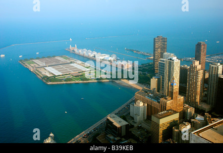 Chicago impianto di trattamento delle acque e il Navy Pier vista dall'Osservatorio Hancock Foto Stock