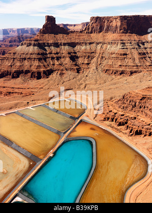 Paesaggio aeree dei bacini di decantazione degli sterili per rifiuti minerali nelle zone rurali Utah Stati Uniti Foto Stock