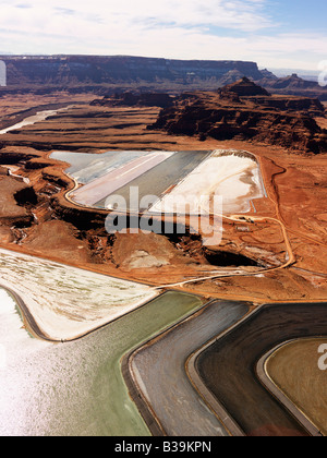 Paesaggio aeree dei bacini di decantazione degli sterili per rifiuti minerali nelle zone rurali Utah Stati Uniti Foto Stock