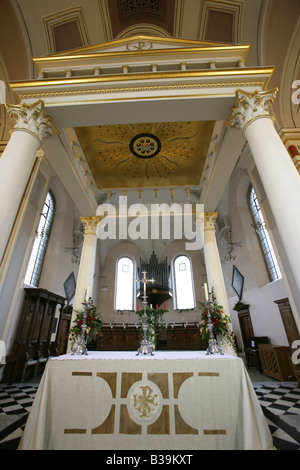 Città di Derby, Inghilterra. Vista interna del Derby Cattedrale della Chiesa di Tutti i Santi " grande baldacchino sopra l'Altare Maggiore. Foto Stock