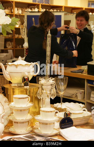 Città di Derby, Inghilterra. Negozio della fabbrica entro il Royal Crown Derby porcellana fabbrica di produzione a Derby's Osmaston Road. Foto Stock