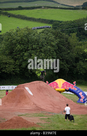 Rider BMX a Red Bull Impero di sporcizia concorrenza 26 luglio 2008 Devon UK Foto Stock