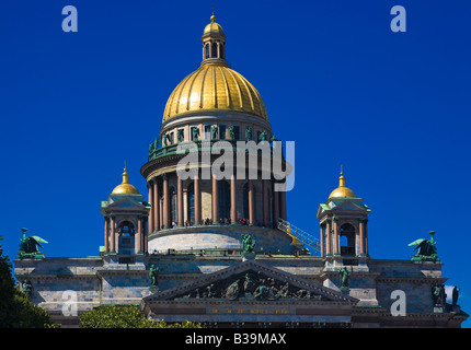 The gilded dome of ‘St. Isaac’s Cathedral’ or ‘Isaakievskiy Sobor.’ Stock Photo