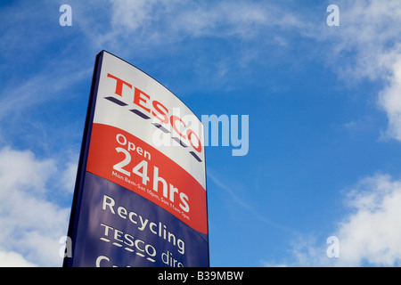 Segno di shopping per un Tesco 24 ora supermercato Foto Stock