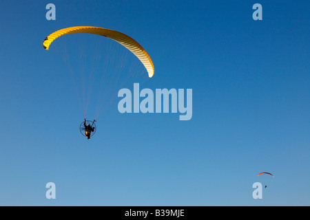 Parapendio motorizzato Pays Basque Francia Foto Stock