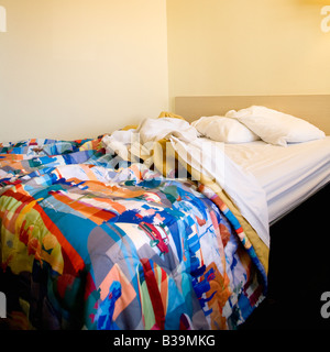 Interior shot della stanza del motel con disordinato letto disfatto Foto Stock
