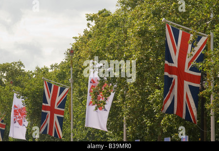 Londra 2012 Giochi Oylmpic bandiera e Union Jack flag appeso in Mall London Inghilterra 2008 Foto Stock