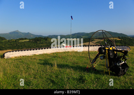 Parapendio motorizzato Pays Basque Francia Foto Stock