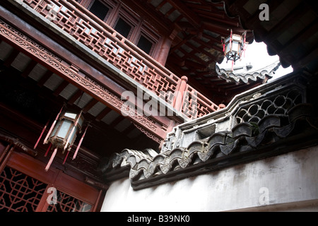 Tetto decorativo dettaglio dei padiglioni nell' Yuyuan Gardens, Shanghai Foto Stock