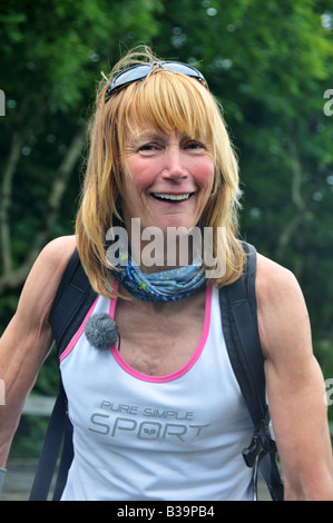 Rosie Swale Papa sul suo ritorno al suo paese di Tenby dopo aver camminato 20.000 miglia in giro per il mondo in 5 anni per la carità Foto Stock