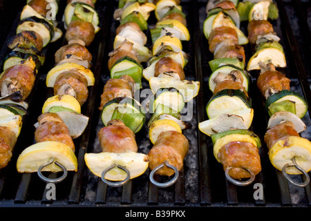 Salsiccia shish kebab su spiedini per la cottura alla griglia Foto Stock