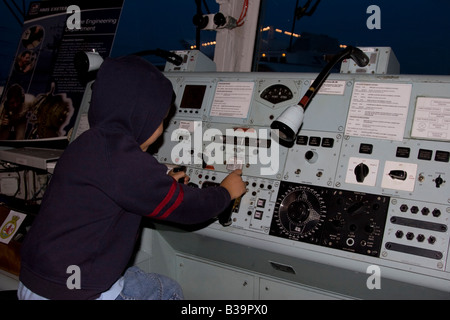 London Boat Show 2008 Visitatore open day HMS Exeter Tipo 42 cacciatorpediniere di sala di controllo Foto Stock