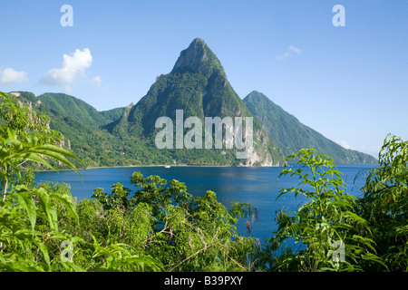 Pitons St Lucia; i pitons vista osservata attraverso Soufriere Bay, St Lucia, isole Windward, West Indies Caraibi Foto Stock